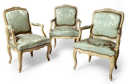 null Suite de trois fauteuils à dossier à la Reine en bois sculpté et rechampi gris....