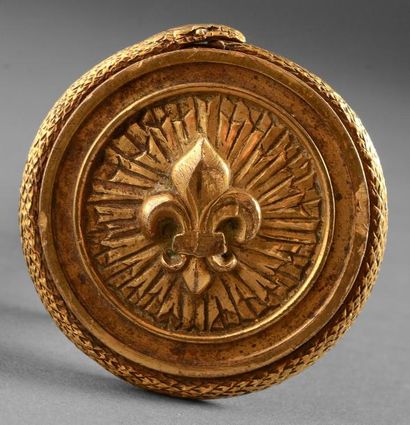 null Bouton de porte en bronze ciselé et doré, de forme ronde orné d'une fleur de...