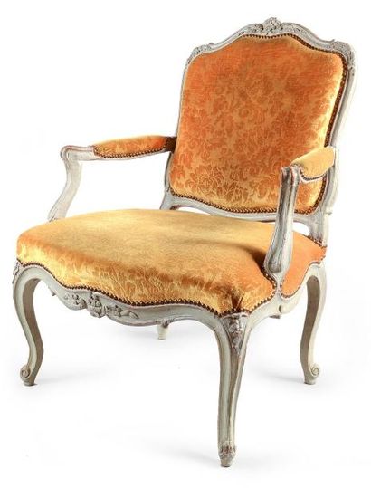 null Large fauteuil à dossier à la Reine en bois mouluré rechampi gris et sculpté...