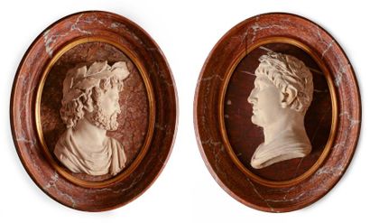null Deux médaillons en marbre à profils d'empereurs romains L'un à fond gris jaspé,...