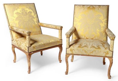null Paire de fauteuils en bois doré reposant sur quatre pieds cambrés sculptés de...