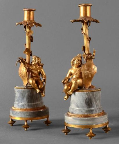 null Paire de flambeaux en bronze ciselé et doré, représentant deux angelots tenant...