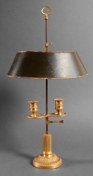 null Petite lampe bouillotte en bronze ciselé et doré à 2 lumières reposant sur une...