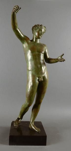 D'après l'Antique Ephèbe versant à boire. Bronze à patine verte, sur un socle de...