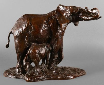 Edouard Félicien Eugène NAVELLIER (1865 - 1944) Eléphante et son petit. Bronze à...