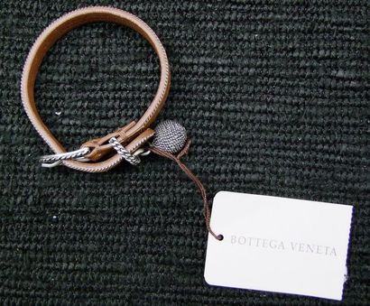 BOTEGA VENETA Bracelet en agneau coupé net, bordé d'un savant travail de chaîne qui...