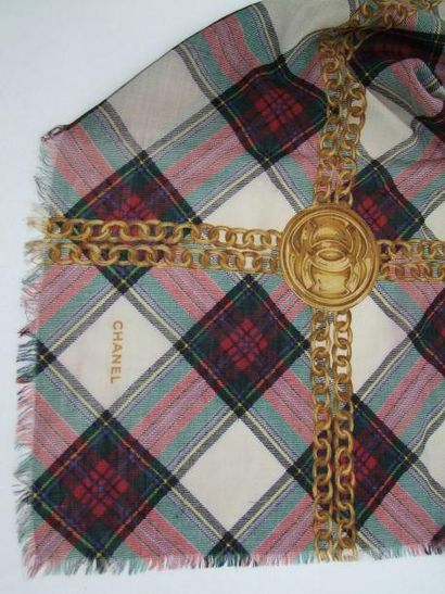 CHANEL Châle 140x140 en voile de laine, imprimé écossais avec la fameuse bijoute...