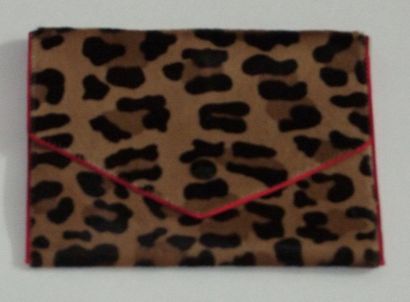 CHRISTIAN DIOR Pochette type enveloppe en peau imprimé léopard doublé de daim rouge...