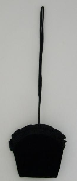 Yves Saint LAURENT Sac habillé en velours noir, un motif métal strasse discret de...