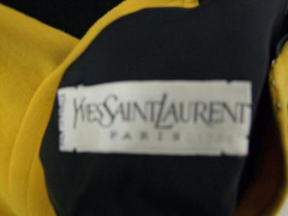 Yves Saint LAURENT Robe haute couture n°013863 de jersey noir, forme trapèze, manches...