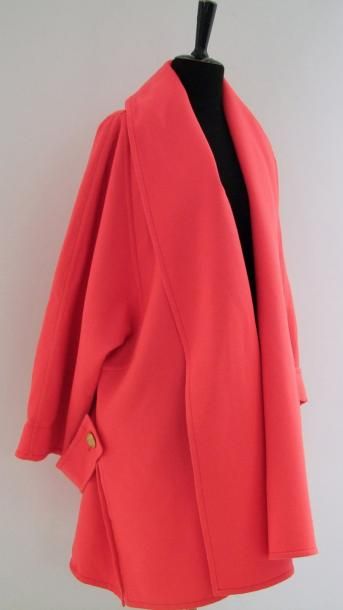 RÉGINE FRANCE Ample manteau en laine couleur capucine, fendue sur les cotés, large...