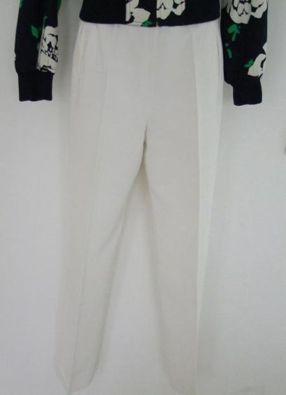 MOSCHINO Jeans Blouson 100% coton imprimé marine à motifs blancs et verts. Le col...