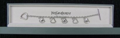 Yves Saint LAURENT Collection argent. Bracelet avec 5 coeurs dont 3 love, fermeture...