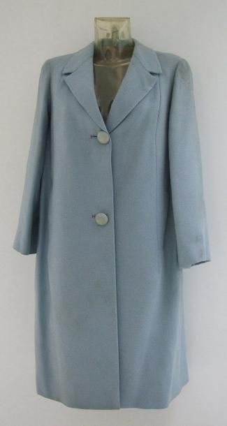 ANNÉES 50 Manteau en lainage bleu ciel, très belle découpe sur les poches partant...