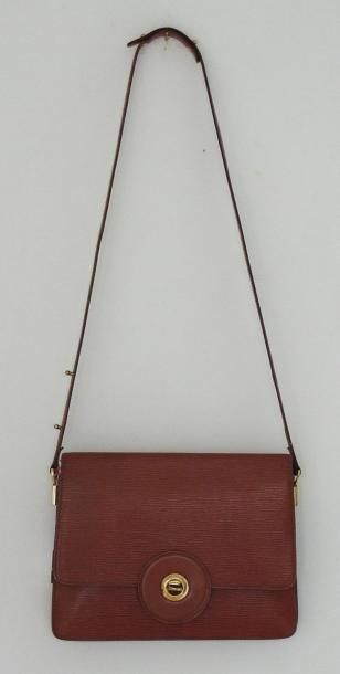 VUITTON Sac rabat a bandoulière de la célèbre ligne cuir épi, couleur marron clair,...