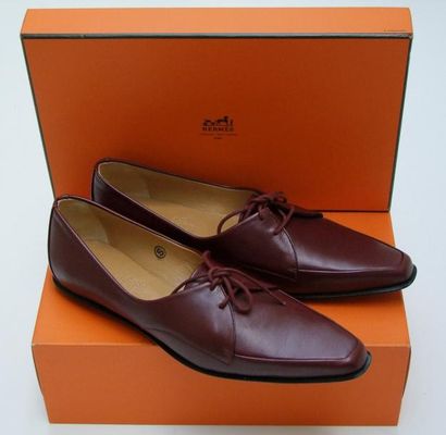 HERMES Paire de chaussures plates à lacets en cuir bordeaux, avec boite et feutrine....