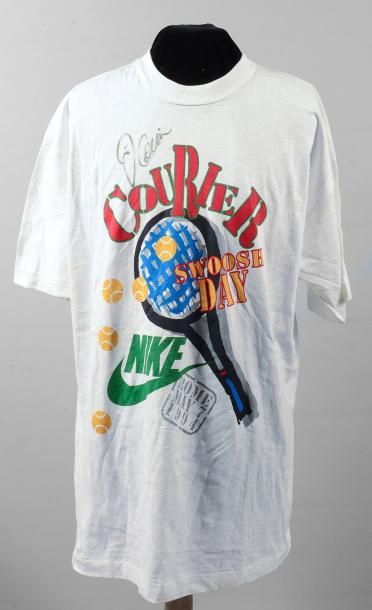 null Tee shirt dédicacé par Jim Courier. Vainqueur de Roland Garros en 1991 et 1...