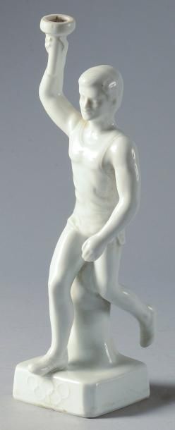 null 1936. Berlin. Statue en porcelaine «Le Porteur de Torche». Hauteur 25 cm.