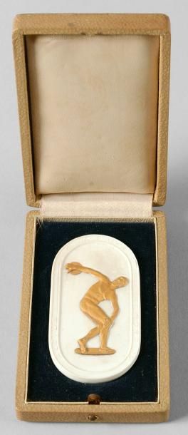 null 1936. Berlin. Médaille en porcelaine du Comité National Olympique de la République...