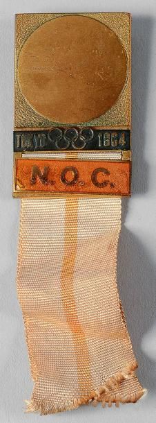 null 1964. Tokyo. Badge N.O.C. du Comité National Olympique. En métal doré. Dim....