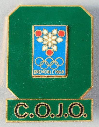 null 1968. Grenoble. Badge officiel «C.O.J.O.». émaillé fond vert. Par Arthus Bertrand....