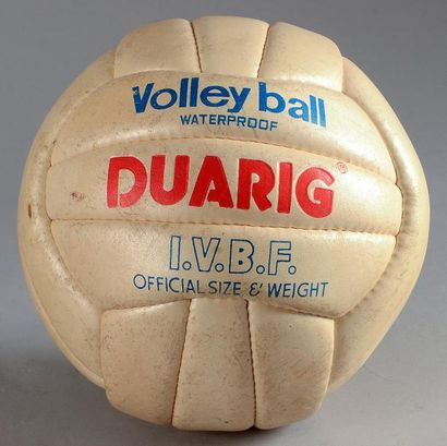 null Ballon en cuir à 18 panneaux de la marque Duarig vers 1960. Diamètre 20 cm.
