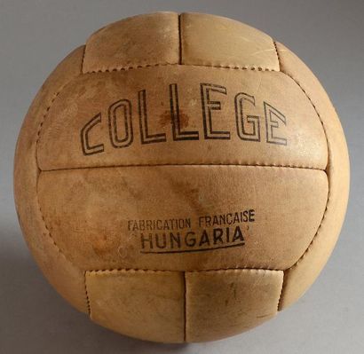 null Ballon officiel en cuir 12 panneaux, modèle Collège de la marque Hungaria. Années...