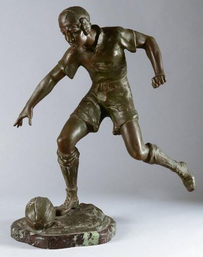 null Sculpture en régule sur socle marbre. «Le Rugbyman». Signée Lemoyne. Circa 1920....