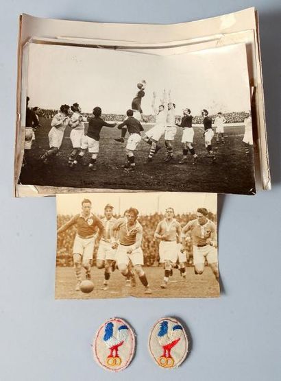 null Ensemble de 8 photos de presse des années 20 / 30, 2 rares écussons de l'équipe...