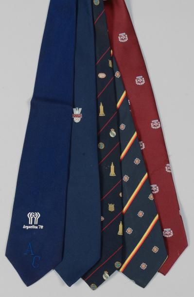 null Ensemble de 5 cravates dont la cravate officielle de la Coupe du Monde 1978...