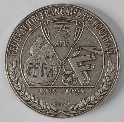 null Médaille commémorative des 75 ans de la Fédération Française de Football (1919-1994)....