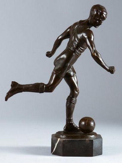 null Sculpture en bronze sur socle marbre «Footballeur» Circa 1920. Signée Franz...