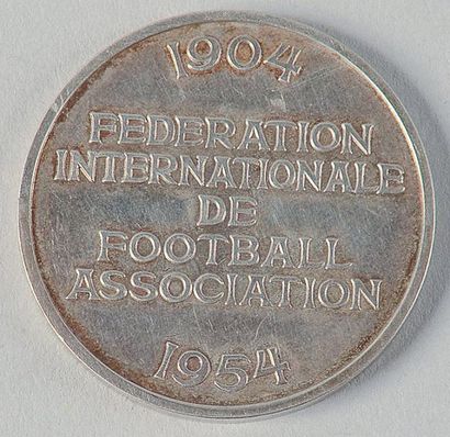 null Médaille commémorative des 50 ans de la F.I.F.A lors de la Coupe du Monde 1954...