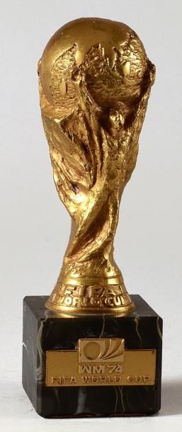 null Trophée de la Coupe du Monde 1974 offert par la FIFA aux joueurs et officiels...