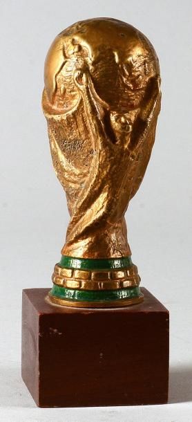 null Trophée de la Coupe du Monde 1978 offert par la FIFA aux joueurs et aux officiels...