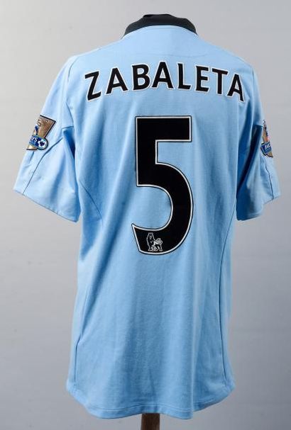 null Maillot porté par Pablo Zabaleta N° 5 avec l'équipe de Manchester City face...