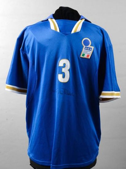 null Maillot de Paolo Maldini n°3 avec l'équipe d'Italie, à la fin des années 90....