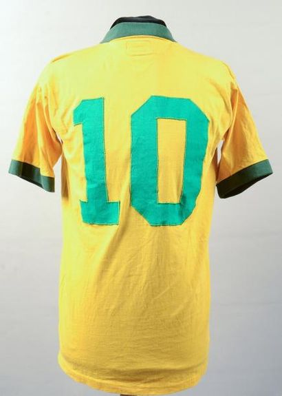 null Maillot porté par Pelé avec l'équipe nationale du Brésil en match amical face...