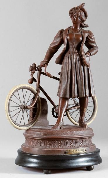 null Sculpture en régule sur socle bois «La Recordwoman». Par L. Raphaël. Circa 1895....