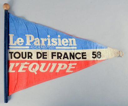null Fanion officiel de voiture sur le Tour de France 1958 ayant vu la victoire de...