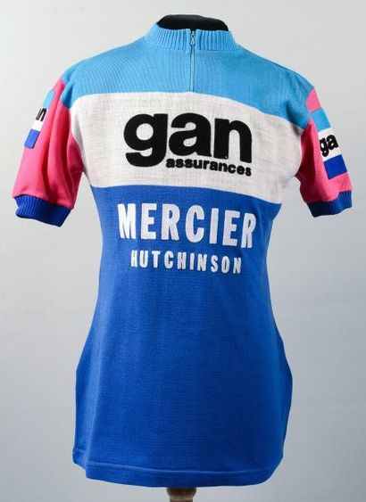 null Lot de 3 maillots officiels portés par des coureurs de l'équipe Gan-Mercier-Hutchinson...