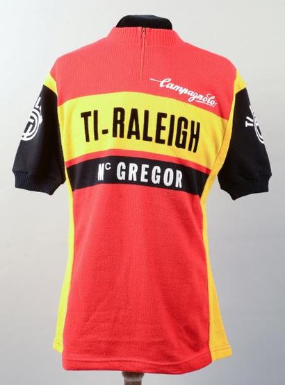 null Lot de 4 maillots officiels portés par des coureurs de l'équipe Ti-Raleigh pour...