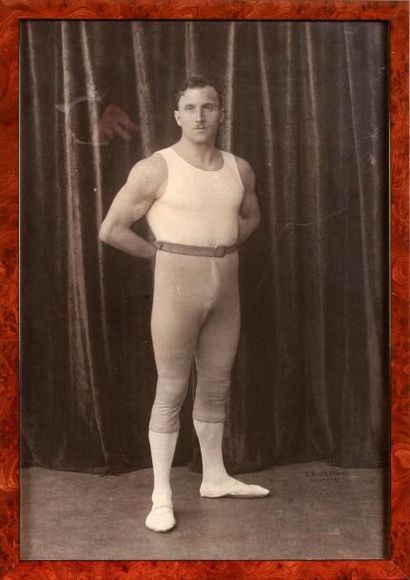 null Photo originale d'un gymnaste au repos. Dim. 36 x 52 cm. Encadrée sous verr...