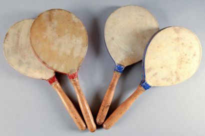 null Ensemble de 4 raquettes de tennis de table en Velum fin XIXème. En l'état.