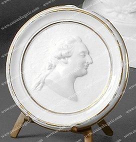 null Louis XVI, roi de France. Médaillon en biscuit et porcelaine à décor sculpté...