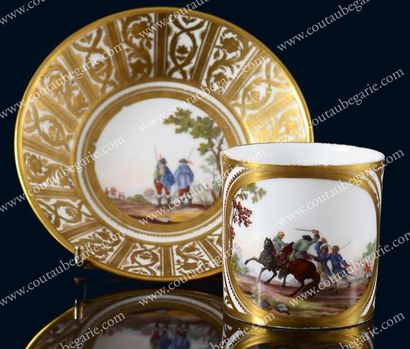 null Louis XVI, roi de France. Rare tasse et sa soucoupe en porcelaine dure, de forme...