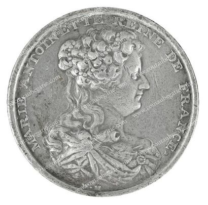 null Marie Antoinette, reine de France. Médaille en étain, signée W.M, au profil...