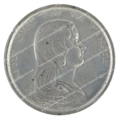 null Louis XVII, dauphin de France. Médaille en étain, signée W.M, au profil du jeune...