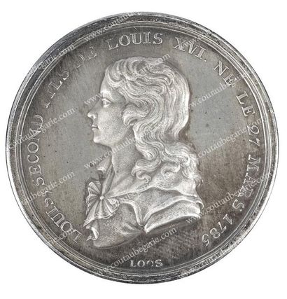 null Louis XVII, dauphin de France. Médaille ronde, en argent, signée Loos, au profil...