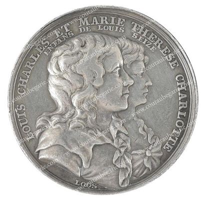 null Louis XVII et Madame Royale. Médaille en argent, signée Loos, au profil du jeune...